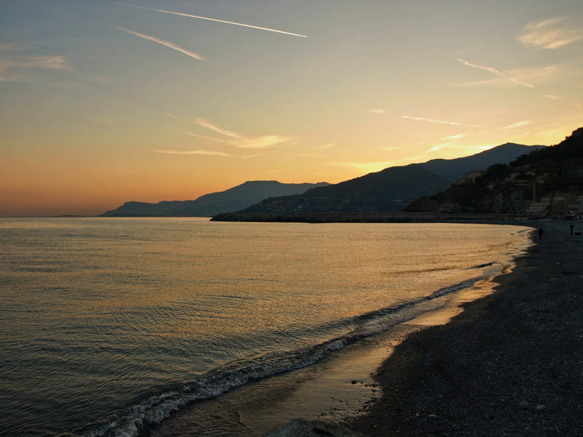 plage de Vintimille au coucher du soleil